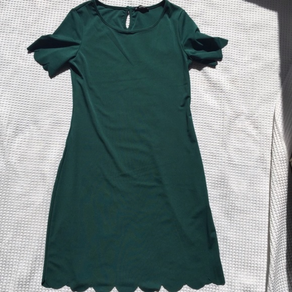 NWOT Green Dress with Scallop Trim/Super Cute! - Picture 4 of 5